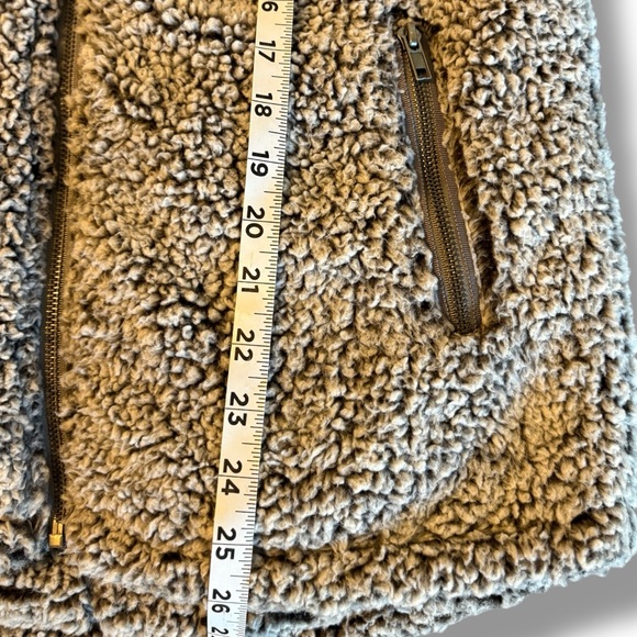 🚨3 for $15 Thread & Supply Gray Sherpa Fleece Fuzzy Fur Pocket Vest Coat Small - Picture 6 of 6